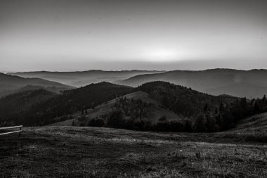 Dağlarda güzel bir gün batımı