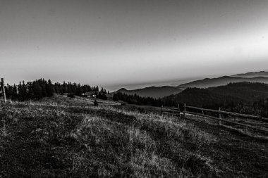 Dağlardaki siyah ve beyaz manzaralar