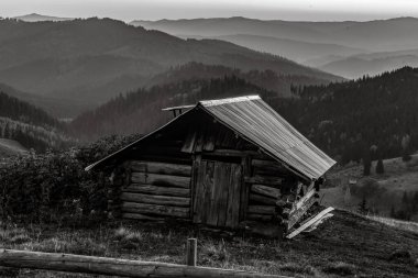 Güzel dağ manzarası siyahlar içinde