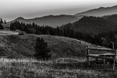 Dağları ve bulutları olan güzel bir manzara