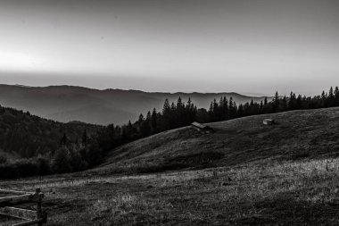 Dağlarla, doğayla, seyahat konseptiyle güzel bir manzara.