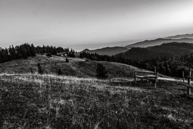 Siyah ve beyaz bulutları olan güzel dağ manzarası