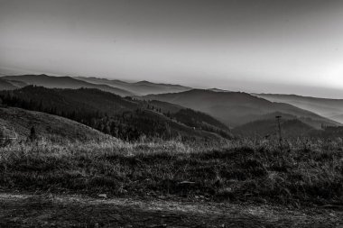 Dağlarda güzel bir gün batımı