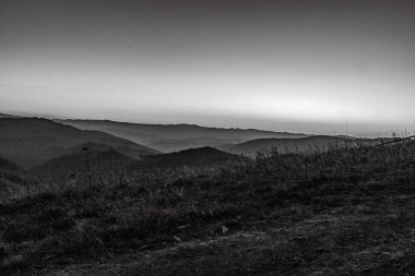 Güzel bir manzaranın siyah beyaz fotoğrafı