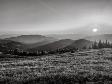 Dağlarda dağları olan güzel bir manzara.