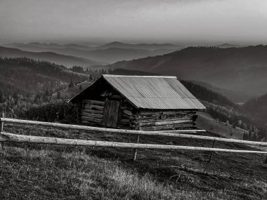 Dağlarda ahşap bir ev