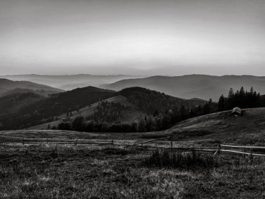Siyah dağ manzarasının güzel bir görüntüsü.