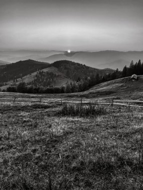 Dağlarda güzel bir gün doğumu. Karpat Dağları. ukraine