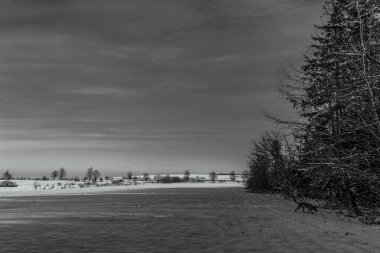 Karla kaplı nehri olan kış manzarası