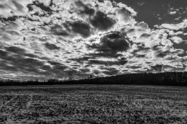 Gökyüzünde siyah ve beyaz bulutlar, manzara