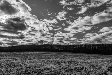 Gökyüzünde siyah ve beyaz bulutlar. bahar manzarası