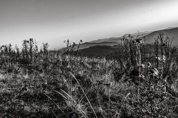 Dağlarda siyah ve beyaz bulutlar