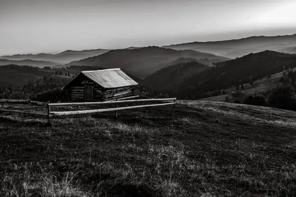 Gün batımında güzel dağ manzarası