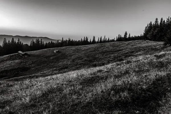 dağda siyah beyaz bulutlar