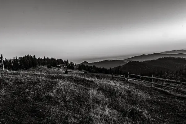 Dağlardaki siyah ve beyaz manzaralar