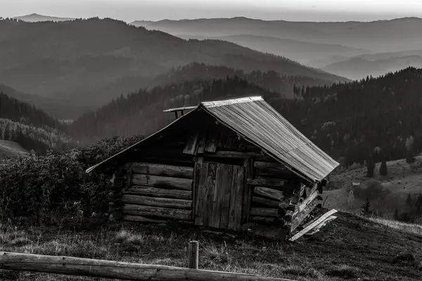 Güzel dağ manzarası siyahlar içinde