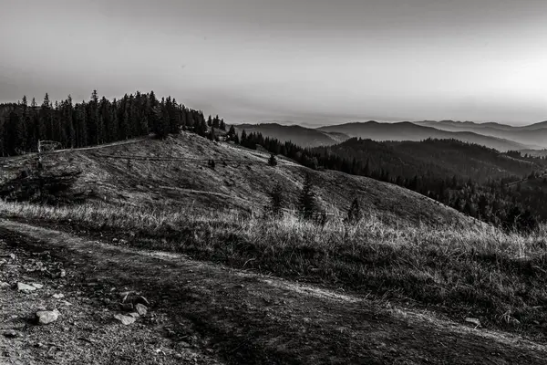 Dağları olan güzel bir manzara