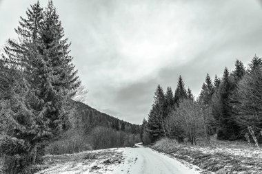 Kış dağlarında yol