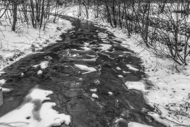 Nehir kışın karla kaplı