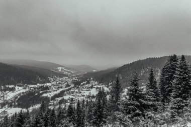 Arkasında bir dağ olan güzel bir manzara..