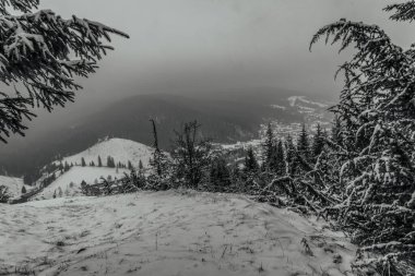 Dağlarda kış manzarası.