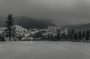 Karlı dağların güzel manzarası