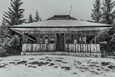 Dağlarda ahşap kulübe