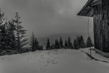 Dağlardaki ahşap kulübe.