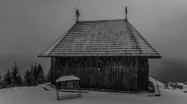 Dağlardaki eski ahşap kulübe