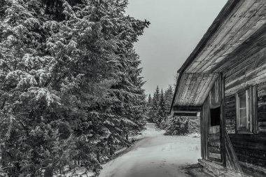 Kışın eski ahşap ev