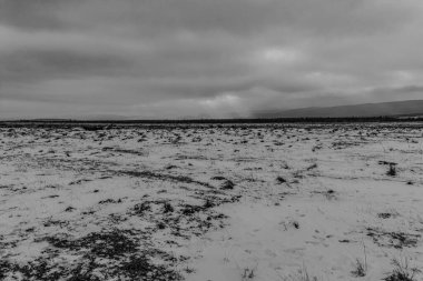 Dağların güzel manzarasının siyah beyaz fotoğrafı.