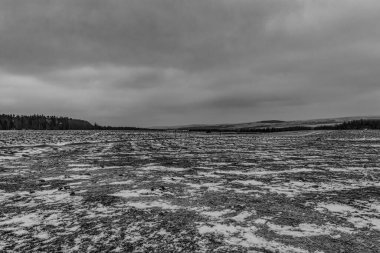 Kara gölün kapladığı kar tarlasının güzel bir görüntüsü.