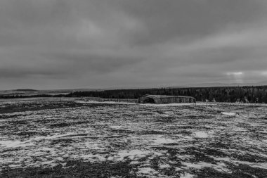 Dağların siyah ve beyaz manzarası