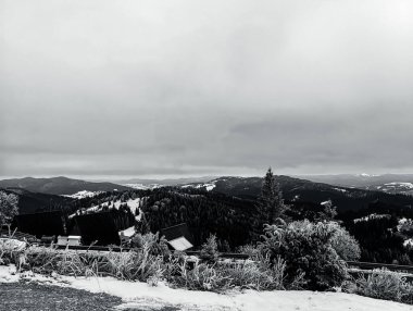 Kışın dağların manzarası