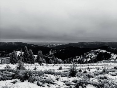 Siyah ve beyaz dağlarla kaplı kış manzarası