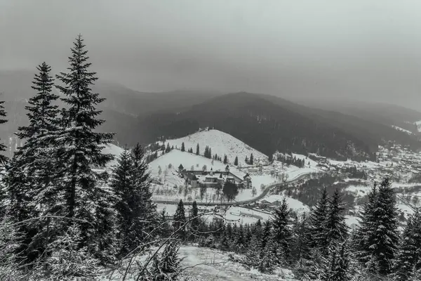 Karpatlar kış manzarası.