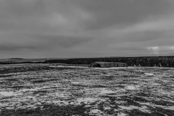 Dağların siyah ve beyaz manzarası