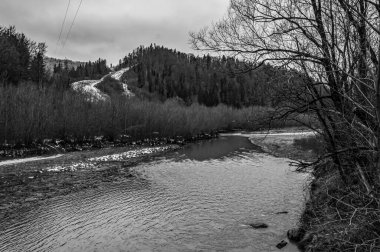 Kış manzara nehir dağ ile