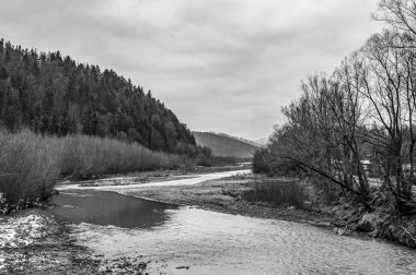 Nehir ve dağ manzarası