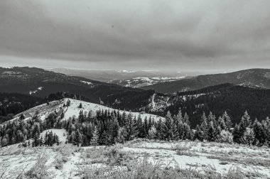 Dağları ve bulutları olan güzel bir manzara