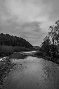 Dağlardaki nehrin güzel manzarası