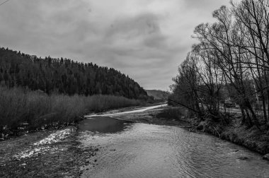 Bulutlu bir günde küçük bir şelalenin güzel bir görüntüsü