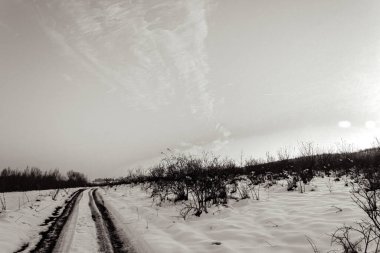 Kırsal kesimde kış manzarası, kar ve tarlalar