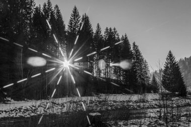 İtalyan dolomitlerinin dağlarındaki kış manzaraları, karda bir grup insan, İtalya 'daki dolomitler, Avrupa' daki