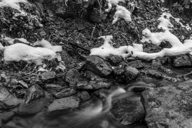 Dağlardaki nehrin güzel manzarası
