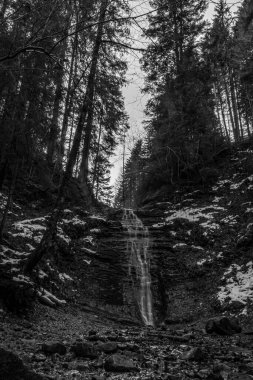 Dağlarda güzel bir şelale