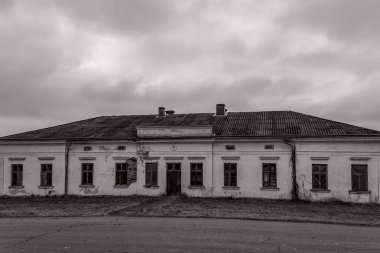 Eski Sovyet askeri ordusunun terk edilmiş binası.