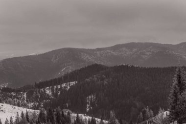 bir dağın siyah beyaz fotoğrafı