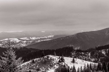 Karla kaplı dağlarla kaplı güzel kış manzarası. yüksek kaliteli fotoğraf