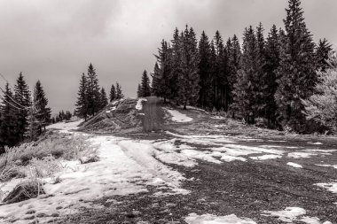Siyah beyaz dağ manzarası.